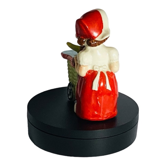 Napco Vintage Dutch Girl Ceramic Pushing Cart Japan 5" - Picture 5 of 7